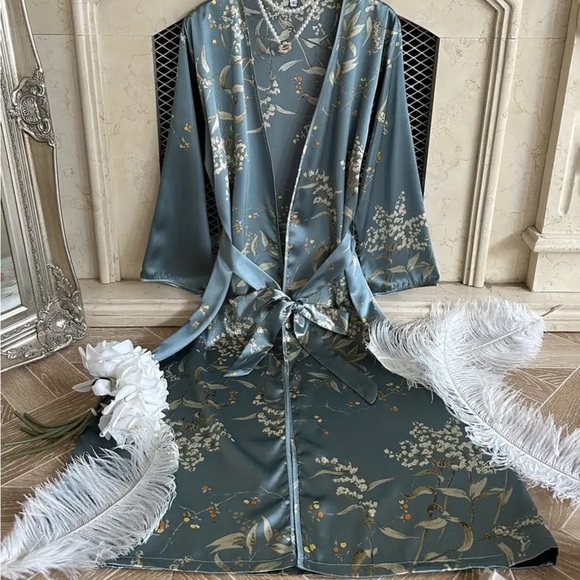 Beautiful satin robe - Picture 3 of 10